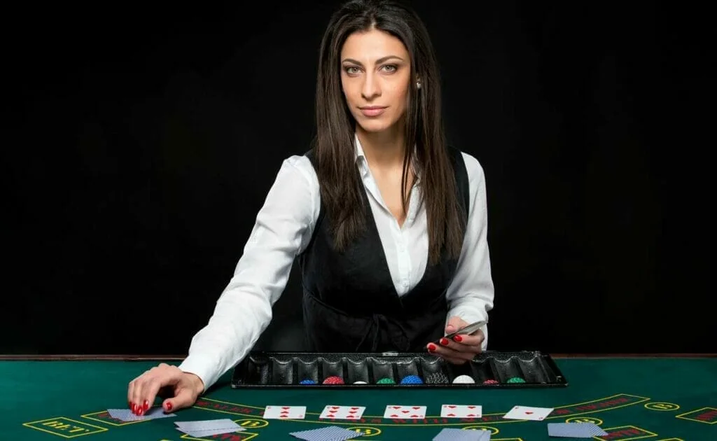 Dealer dan meja kartu dalam ruang kasino live